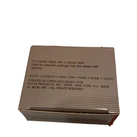 Vintage Avon Sequin Sparkle Earrings Red White Pierced Stud 1991 - Picture 5 of 5